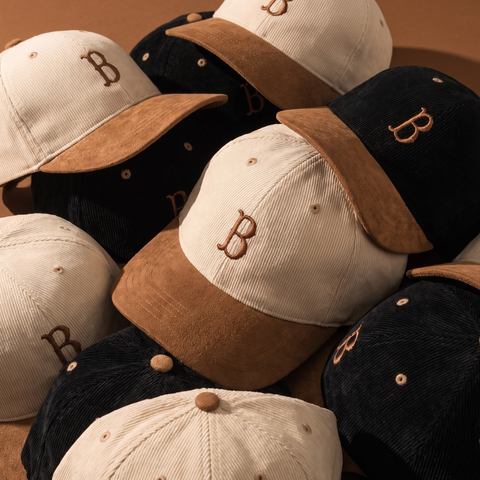 Some things don’t need to shout.
The Heritage Cap nasce do encontro entre duas texturas que nunca passam de moda: bombazine e suede.
Uma construção premium, de inspiração vintage, marcada apenas pelo B — simples, discreto e bordado ao detalhe.
Criado para envelhecer bem.
Para usar hoje, amanhã e daqui a muitos anos.
Corduroy. Suede. Bairro.
Disponível em Black / Camel e Cream / Camel.
First Drop — Limited Edition.
20 Black. 20 Cream. That’s it.
Detalhes
Bombazine premium
Pala efeito suede
B bordado n