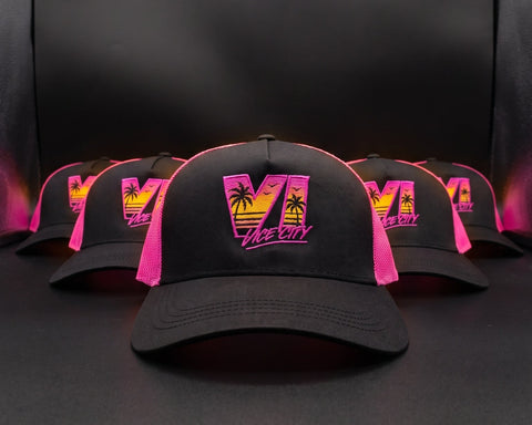 THE GAME IS ON.

Há jogos que marcam gerações. E há referências que nunca passam de moda.

O VI Sunset Trucker Cap traz a nostalgia dos videojogos para as ruas, à maneira do Boné do Bairro.

Um bordado inspirado nos sunsets tropicais, com palmeiras, cores vibrantes e aquela estética retro que reconhecemos à primeira vista.

Preto como base. Rosa, laranja e amarelo no bordado. Dois acabamentos, a mesma atitude.

DETALHES

Boné trucker com pala curva

Bordado frontal VI Sunset multicolor

Design com palmeiras
